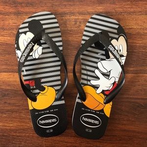 Disney Mickey Mouse flip flops men’s size 9/10
